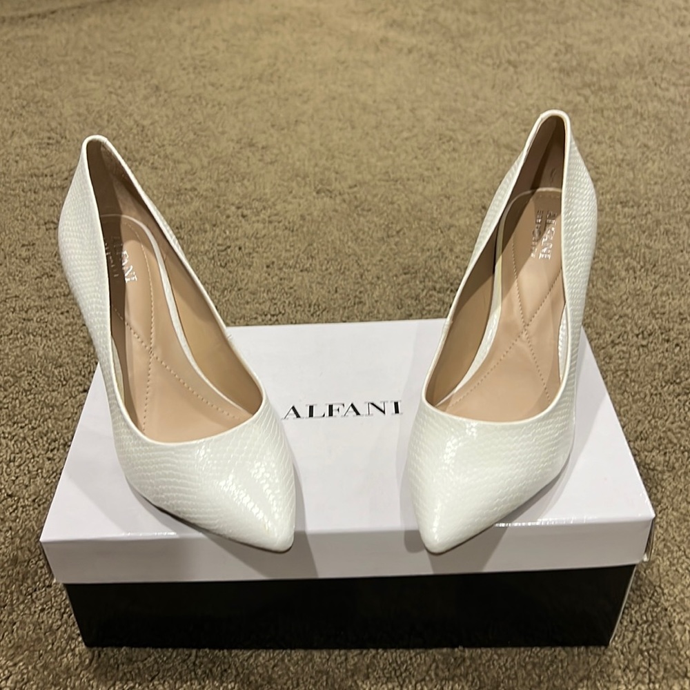 ALFANI JEULES Step and Flex White Snake Size 8.5 Never Worn brand new in box